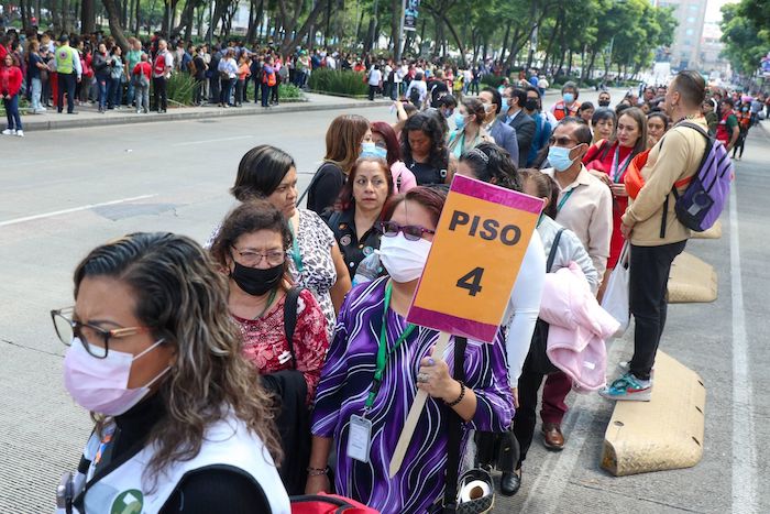 Oficinistas de los tribunales y de la Cancillería participaron en el Simulacro Nacional de Protección Civil con hipótesis de sismo en la Ciudad de México.