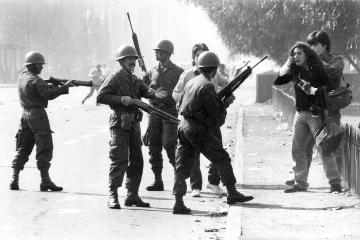 Soldados del ejército detienen a periodistas durante una manifestación pacífica en la avenida de la Alameda, en el centro de Santiago, Chile, el 20 de mayo de 1986.