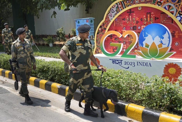 Soldados paramilitares indios patrullan con perros rastreadores por las inmediaciones del recinto que albergará la cumbre del Grupo de los 20, en Nueva Delhi, India, el 7 de septiembre de 2023.