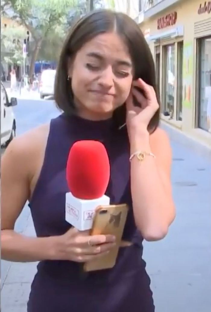 La reportaba estaba informando en directo para un programa de Cuatro en la calle Duque de Alba, cerca del establecimiento donde el domingo se produjo una pelea entre un ladrón y dos comerciantes.