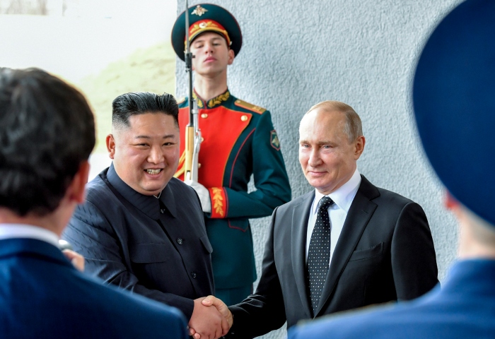 El Presidente de Rusia, Vladímir Putin, a la derecha, estrecha la mano del líder de Corea del Norte, Kim Jong Un, durante un encuentro en Vladivostok, Rusia, el 25 de abril de 2019. Foto: Yuri Kadobnov/imagen de pool via AP, archivo