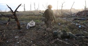 Un comandante de una unidad de la 3ra Brigada de Asalto que utiliza el nombre de Fedia pasa junto al cuerpo de un soldado ruso muerto en Andriivka, en la región de Donetsk, Ucrania, el sábado 16 de septiembre de 2023. Foto: Alex Babenko, AP