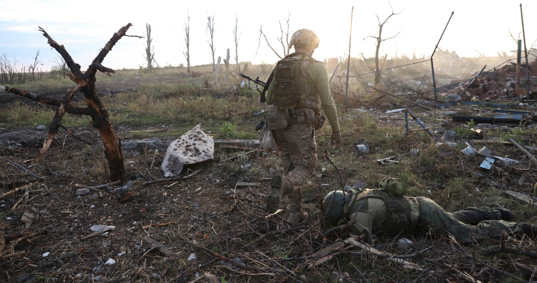 Un comandante de una unidad de la 3ra Brigada de Asalto que utiliza el nombre de Fedia pasa junto al cuerpo de un soldado ruso muerto en Andriivka, en la región de Donetsk, Ucrania, el sábado 16 de septiembre de 2023. Foto: Alex Babenko, AP