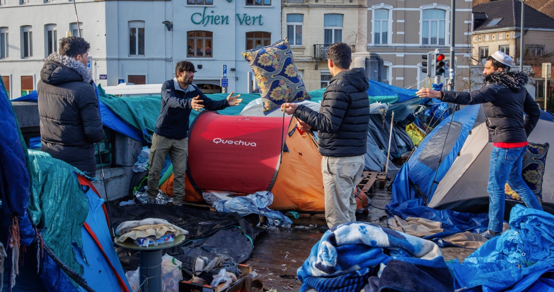 Hombres se instalan en un campamento improvisado frente al centro de recepción Petit Chateau en Bruselas, 17 de junio de 2023. El gobierno belga dijo el miércoles 30 de agosto de 2023 que dejará de dar refugio a hombres solteros que buscan asilo porque su capacidad de recepción limitada debe dar prioridad a familias, mujeres y niños. Las organizaciones humanitarias lo acusaron de incumplir compromisos internacionales. Foto: Olivier Matthys, File, AP