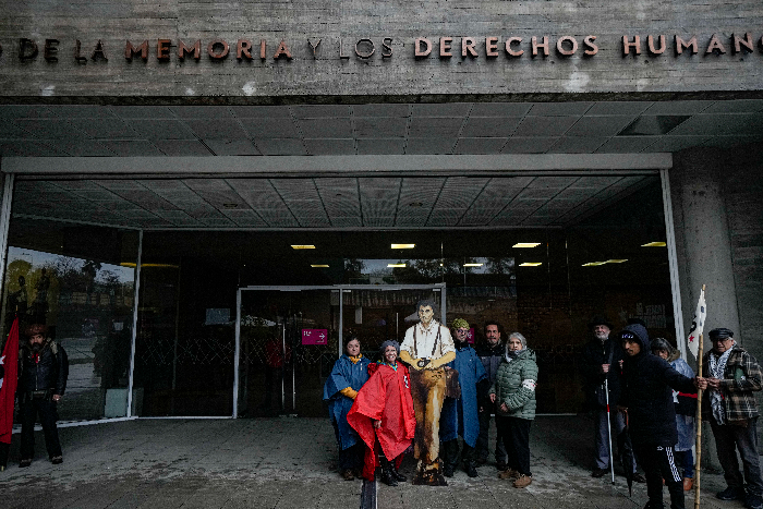 Un familiar lleva un recorte de cartón que representa al fotógrafo Teobaldo Tello, antes de una marcha que conmemora la llamada "Operación Colombo", en la que más de 100 disidentes, incluido Tello, fueron ejecutados por las fuerzas de seguridad de la dictadura del general Augusto Pinochet en Santiago, Chile, el sábado 22 de julio de 2023.