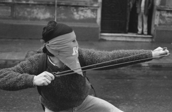 Un manifestante con un tirachinas disparado a la policía en Santiago, Chile, en septiembre de 1989. 