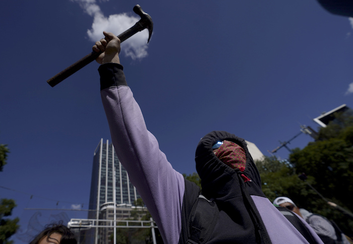 Un manifestante empuñando en algo un martillo en la marcha de familiares y simpatizantes de los 43 estudiantes de Ayotzinapa por el noveno aniversario de su desaparición, en Ciudad de México, el martes 26 de septiembre de 2023.