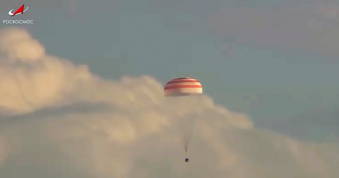 En esta imagen tomada de un video publicado por la corporación espacial Roscosmos, una cápsula espacial rusa Soyuz MS-23 desciende unos 150 kilómetros (90 millas) al sureste de la localidad kazaja de Zhezkazgan, Kazajistán, el miércoles 27 de septiembre de 2023.