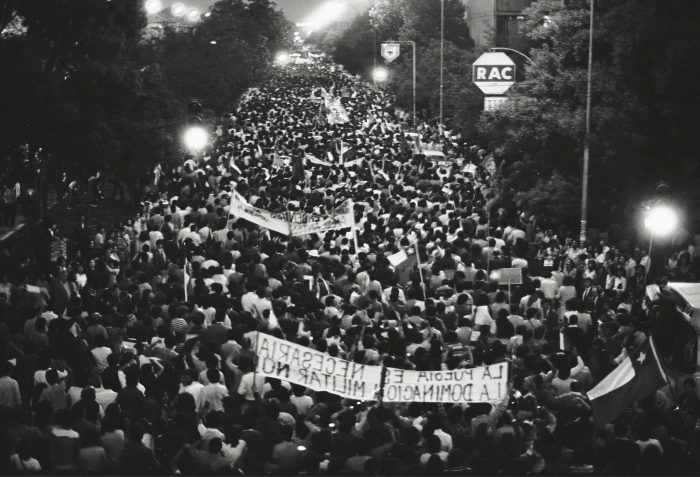 Una multitud marcha por la avenida Matta para protestar contra la dictadura del general Augusto Pinochet, en Santiago, Chile, en noviembre de 1982.