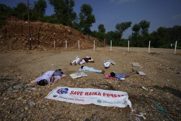 Voluntarios y niños se hacen los muertos durante para protestar la deforestación del bosque Raika durante una protesta climatológica global del movimiento "Fridays For Future" en Jammu, India, el viernes 15 de septiembre de 2023.