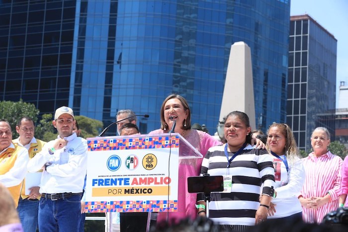 Xóchitl Gálvez ofreció un mensaje a sus simpatizantes desde el Ángel de la Independencia.