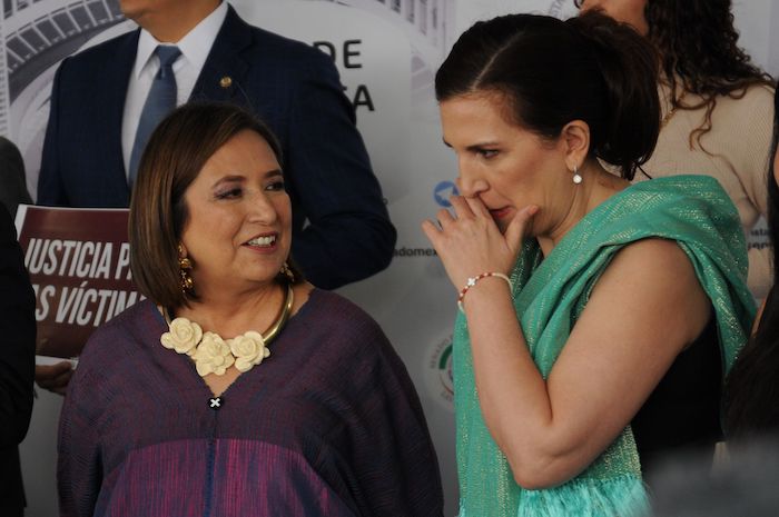 Xóchitl Gálvez y Kenia López Rabadán, senadoras del PAN, dialogan durante la conferencia de su partido en el Senado.