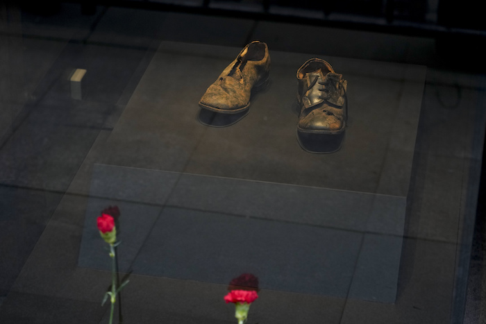 Zapatos pertenecientes al fallecido Presidente chileno Salvador Allende se exhiben en la entrada lateral este del palacio presidencial de La Moneda en Santiago, Chile, el domingo 10 de septiembre de 2023. Allende usó la entrada lateral para entrar y salir del palacio y también fue a través de esta puerta que su cuerpo fue llevado por soldados después del golpe.