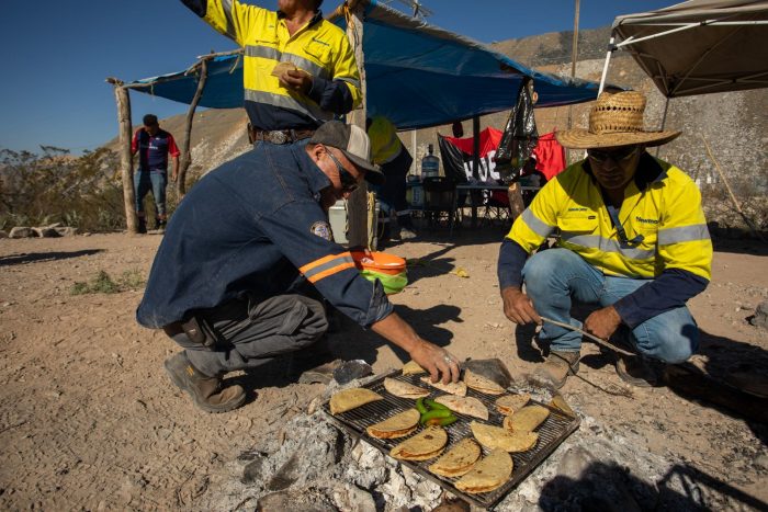 Mineros sindicalizados, desayunan e instalan sombras para protegerse del sol, durante su guardia en la huelga laboral, que cumple 48 horas, en las instalaciones de la empresa Newmont, Peñasquito; municipio de Mazapil, estado de Zacatecas. Foto: Adolfo Vladimir, Cuartoscuro