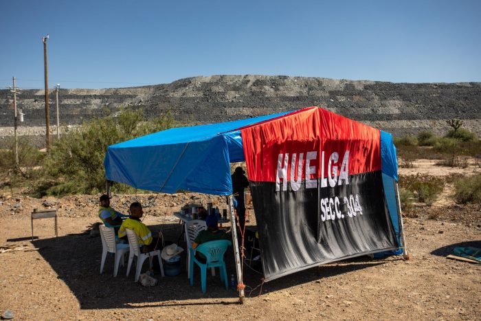 Mineros sindicalizados, desayunan e instalan sombras para protegerse del sol, durante su guardia en la huelga laboral, que cumple 48 horas, en las instalaciones de la empresa Newmont, Peñasquito; municipio de Mazapil, estado de Zacatecas. Foto: Adolfo Vladimir, Cuartoscuro