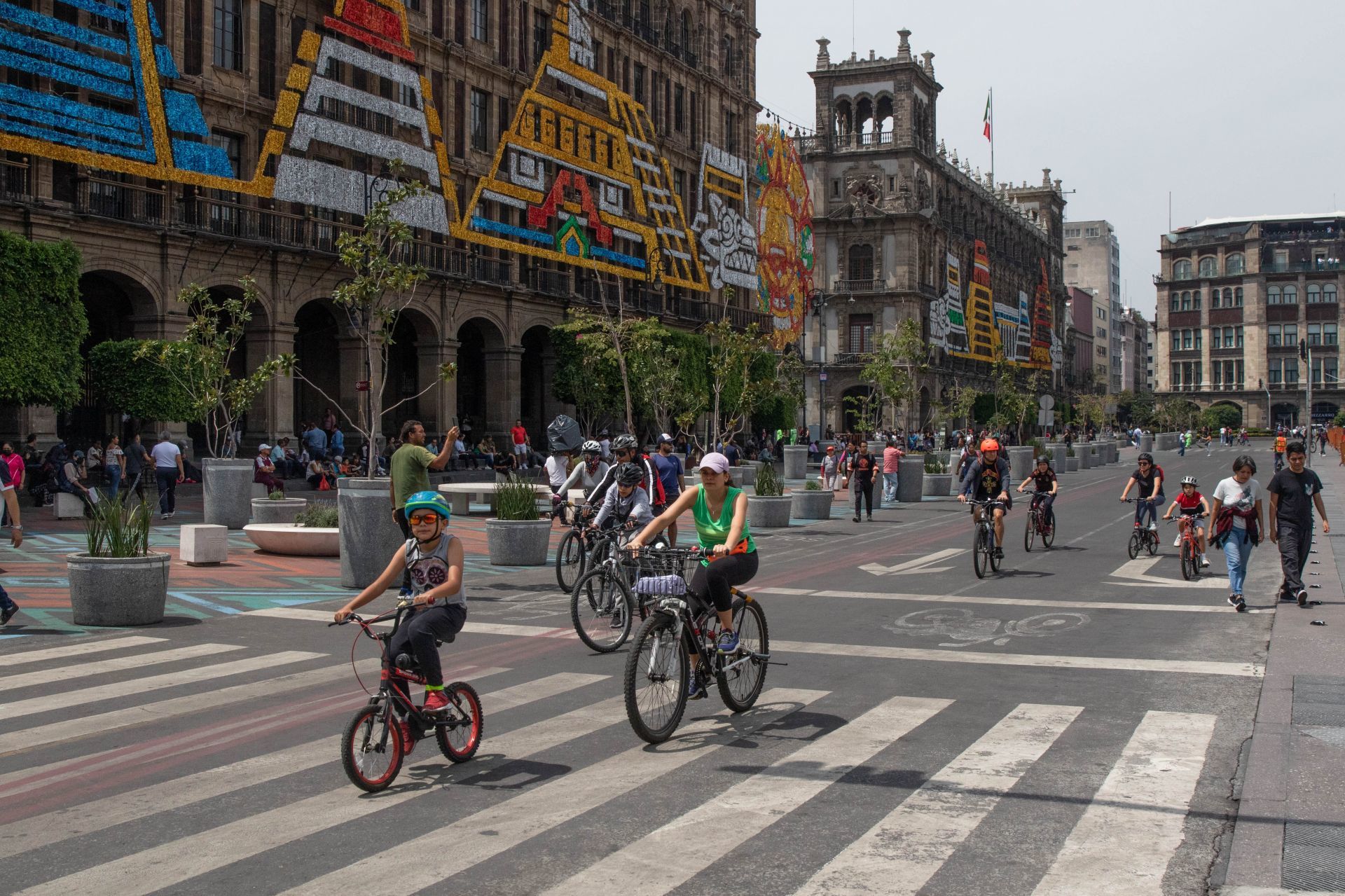 El Paseo Ciclista llegó este domingo a las calles del Centro Histórico, en donde los ciclistas y personas que gustan de caminar o patinar transitaron por el primer cuadro capitalino. Foto: Moisés Pablo, Cuartoscuro