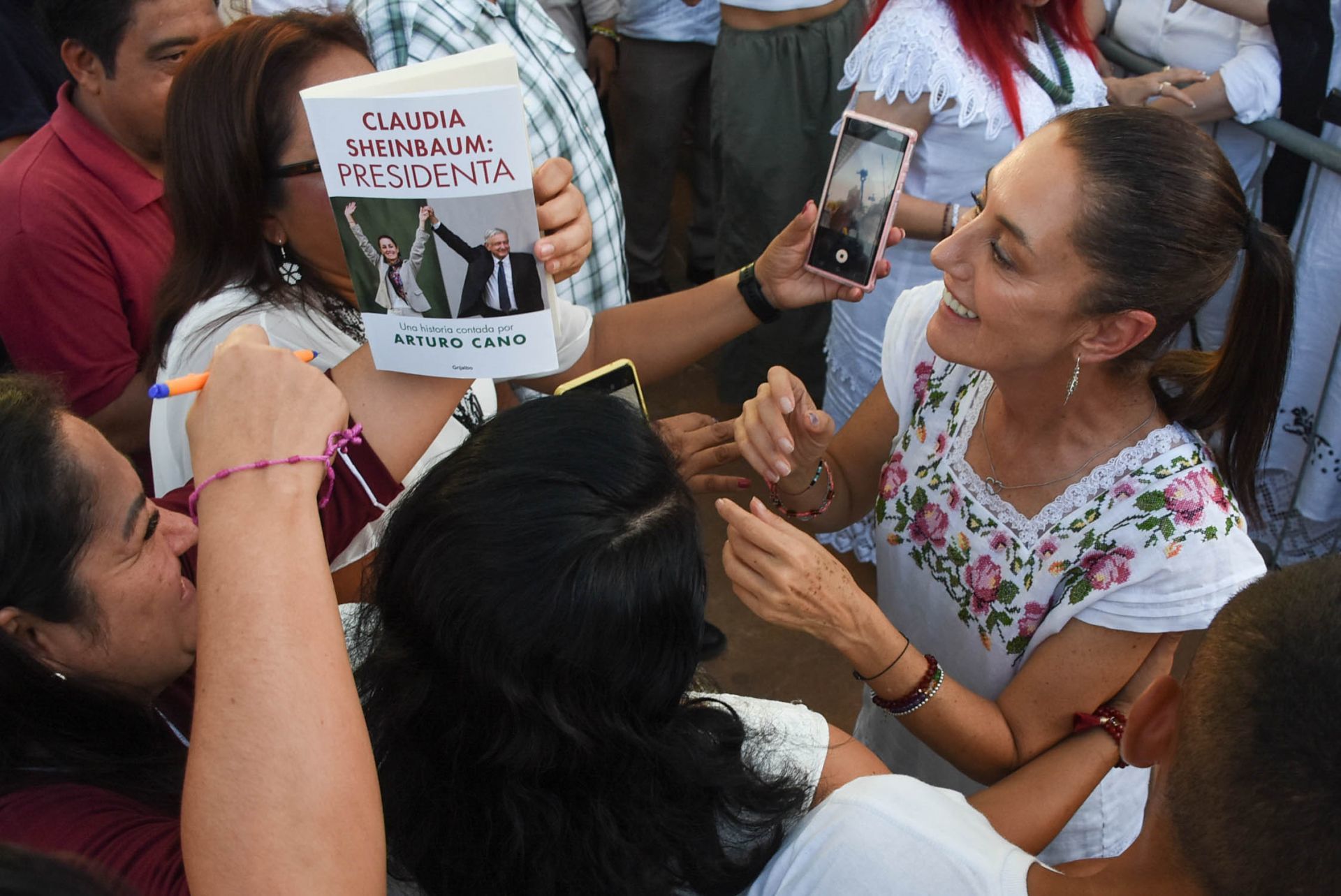 La Coordinadora Nacional de la Cuarta Transformación Claudia Sheinbaum acompañada de Mario Delgado, presidente Nacional de Morena, visitó Campeche para realizar la firma del acuerdo de unidad para la transformación, evento que se realizó en la Concha Acústica de la ciudad. Foto: Michael Balam, Cuartoscuro