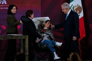 López Obrador, junto con funcionarios de su administración y el, presidente de Fundación Teletón en su conferencia matutina del viernes. Foto: Galo Cañas, Cuartoscuro