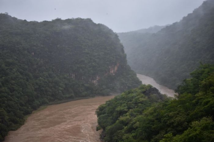 Por más de 10 horas, la Autopista del Sol quedó cerrada por los deslaves que ocasionaron las lluvias de la tormenta tropical "Otis", la cual tocó tierra como huracán de categoría 5 y alcanzó vientos de hasta 300 kilómetros por hora.