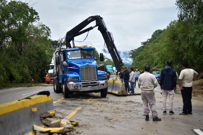 Las autoridades trabajan en la liberación de las carreteras después del paso del huracán "Otis" en Guerrero.