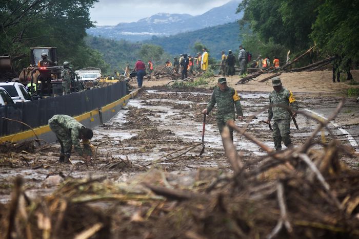 Las principales carreteras se vieron severamente afectadas por el impacto del huracán "Otis".