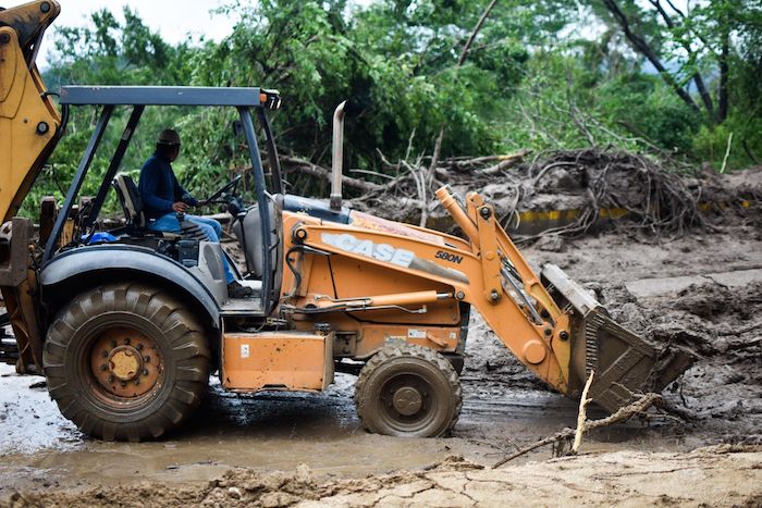 Con maquinaria, las autoridades tratan de liberar las principales vialidades y carreteras de Acapulco, Guerrero.