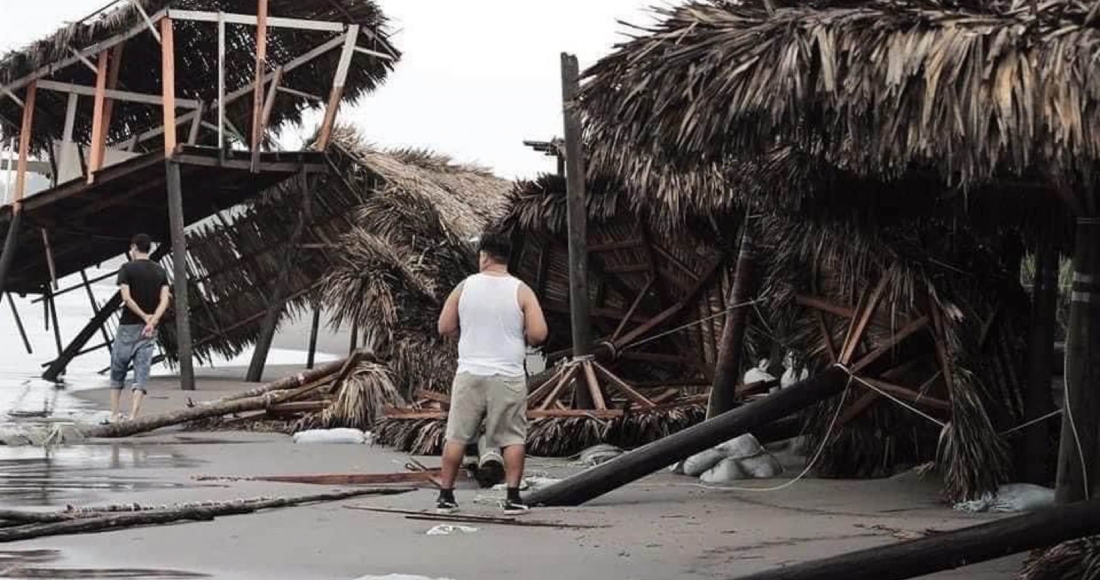 Plazas, hoteles y calles lucen destruidas tras la entrada del huracán "Otis" al puerto de Acapulco. Hasta el momento, se reporta una caída de las telecomunicaciones, así como bloqueos en las carreteras por diversos deslaves en la zona.