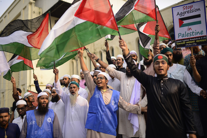 Activistas del partido Islami Andolan Bangladesh protestan contra las operaciones militares israelíes en Gaza y en apoyo del pueblo palestino ante la mezquita Baitul Mukarram en Daca, Bangladesh, el martes 10 de octubre de 2023.