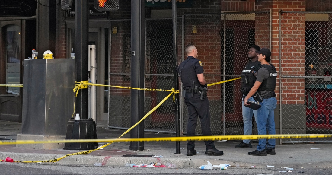 Agentes de policía permanecen en una calle de la zona de Ybor City en Tampa, Florida, después de un tiroteo, el domingo 29 de octubre de 2023.