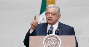 El presidente mexicano Andrés Manuel López Obrador habla durante una conferencia en el Zócalo, en la Ciudad de México, el 1 de julio de 2023.