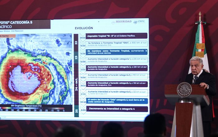 Andrés Manuel López Obrador, Presidente de México, muestra una gráfica del avance de huracán "Otis" a su paso por la costa de Guerrero durante conferencia matutina en Palacio Nacional.