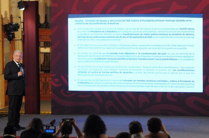 Andrés Manuel López Obrador, Presidente de México, muestra un mensaje que el Instituto Nacional Electoral (INE) le envío a través de la Secretaría de Gobernación (Segob) sobre los comentarios que debe omitir durante sus conferencias.