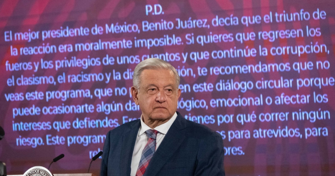 El Presidente Andrés Manuel López Obrador mantuvo la mañana de este jueves la nueva posdata dirigida a las y los conservadores al inicio de su conferencia de prensa matutina; pero ya no sólo apareció por escrito, sino que también fue reproducida con su propia voz.