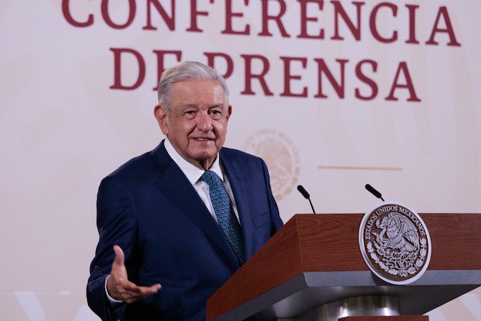 El Presidente Andrés Manuel López Obrador aprovechó para anunciar que mañana estarán las y los integrantes de su Gabinete en la "mañanera" para exponer los pormenores de las medidas que se están aplicando en la fase inicial, como restablecer los servicios básicos, garantizar la seguridad, apoyar con alimentación, con agua.