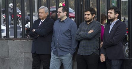 AMLO y sus hijos.