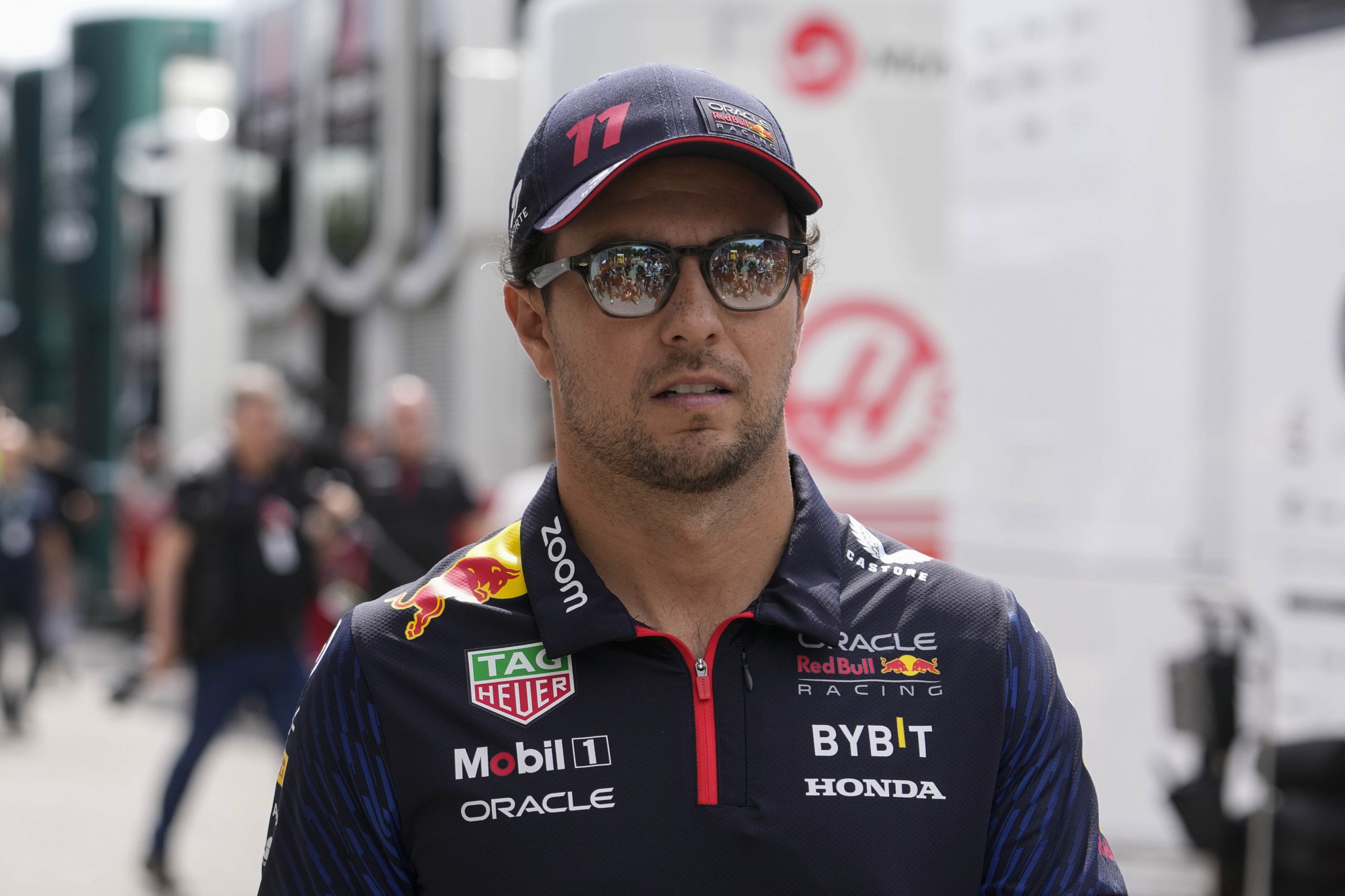 El piloto mexicano Sergio Pérez (Red Bull) llega al circuito de Monza, sede del Gran Premio de Italia, el jueves 31 de agosto de 2023. Foto: Luca Bruno, AP