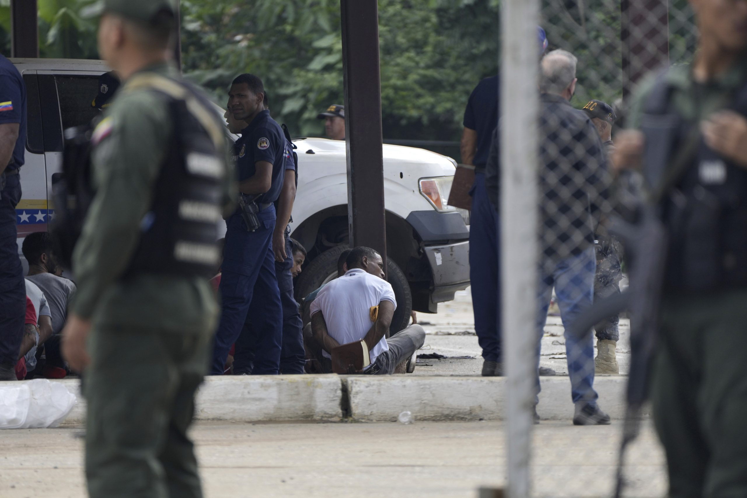 Presos sentados con las manos a la espalda durante una intervención militar en el centro penitenciario de Tocorón, en Tocorón, Venezuela, el miércoles 20 de septiembre de 2023. Militares ejecutaron la intervención en un intento de desmantelar una de las bandas criminales en el país, de acuerdo con el ministro de Interior, el almirante en jefe Remigio Ceballos. Foto: Ariana Cubillos, AP