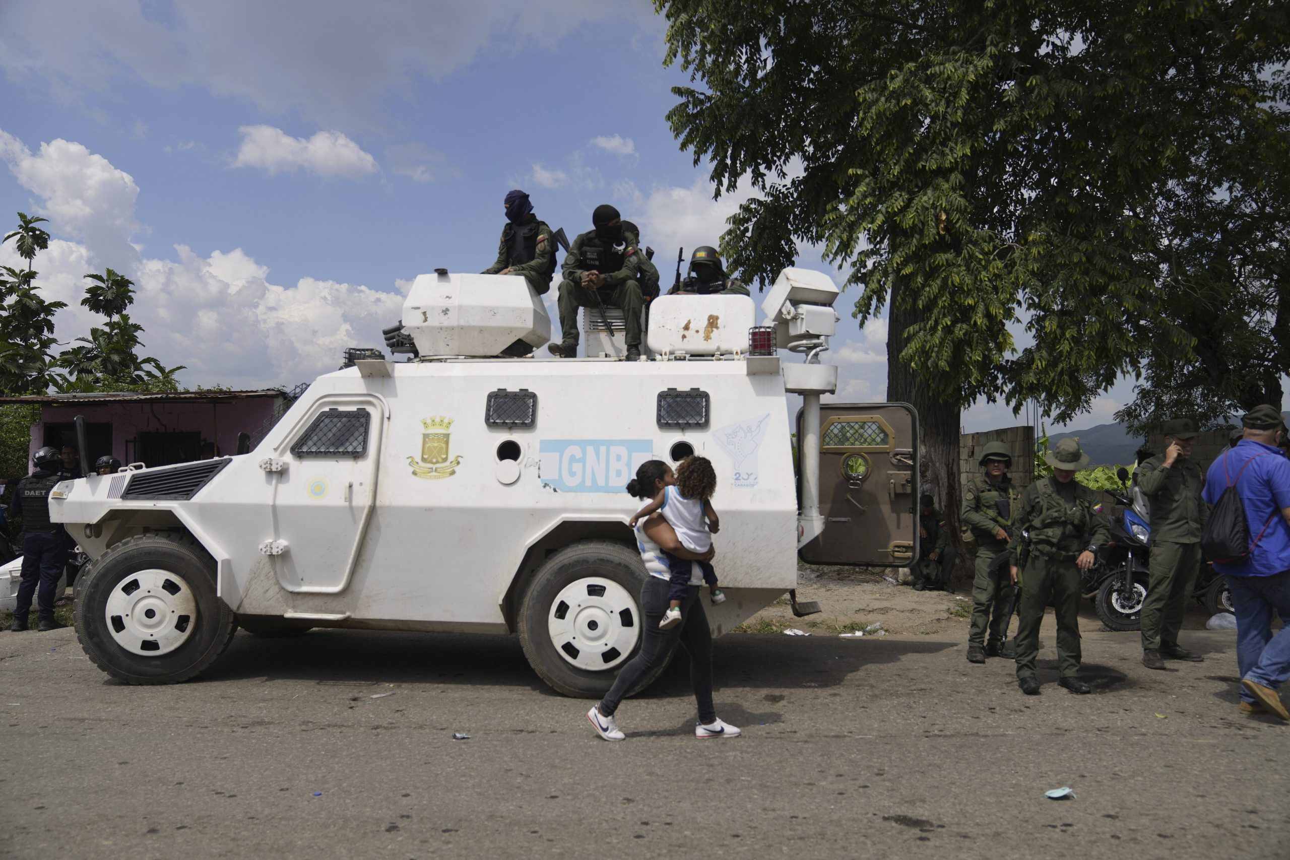 Militares sentados en el techo de un vehículo blindado durante la intervención en el centro penitenciario de Tocorón, en Tocorón, Venezuela, el miércoles 20 de septiembre de 2023. Militares ejecutaron la intervención en un intento de desmantelar una de las bandas criminales en el país, de acuerdo con el ministro de Interior, el almirante en jefe Remigio Ceballos. Foto: Ariana Cubillos, AP