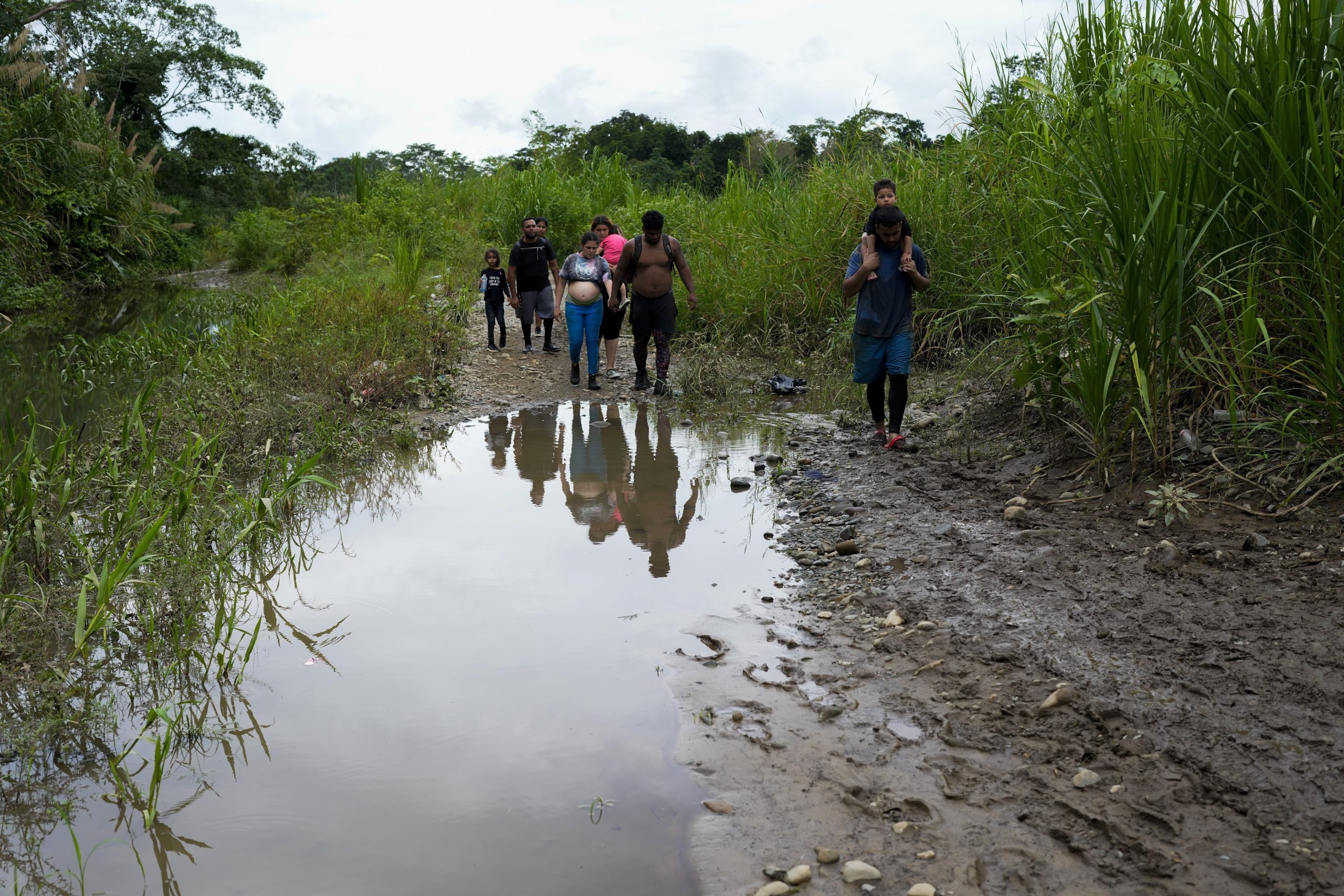 Migrantes siguen su camino tras cruzar el río Tuquesa para llegar a Bajo Chiquito, Panamá, el 4 de octubre de 2023. Foto: Arnulfo Franco, AP