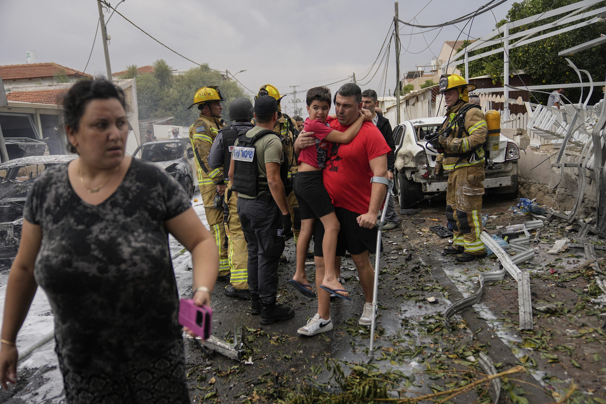 Israelíes evacúan un lugar alcanzado por un cohete lanzado desde la Franja de Gaza, en Ashkelon, en el sur de Israel, el lunes 9 de octubre de 2023. Foto: Ohad Zwigenberg, AP