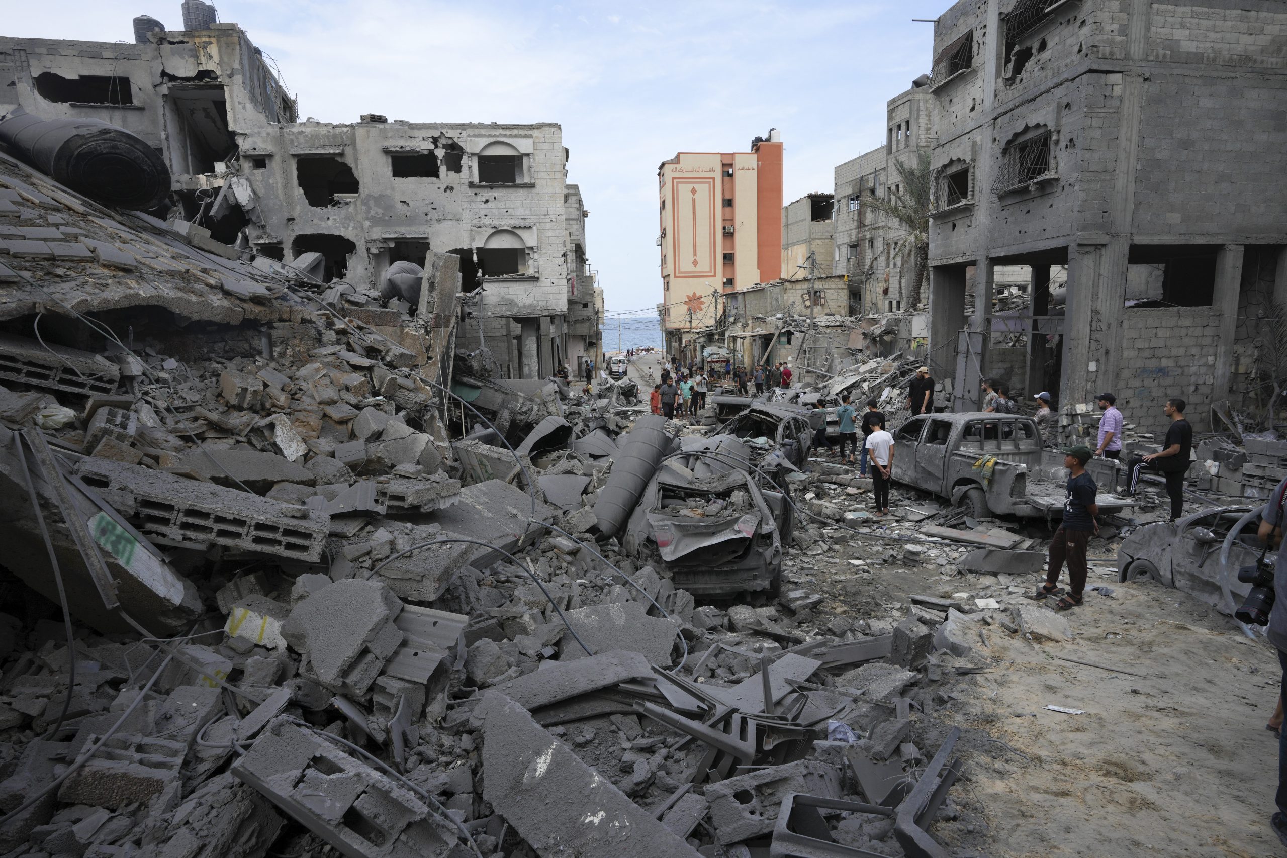 La escena después de un bombardeo israelí en el campamento de refugiados Shati en Ciudad Gaza, el 9 de octubre de 2023. Foto: Adel Hana, AP