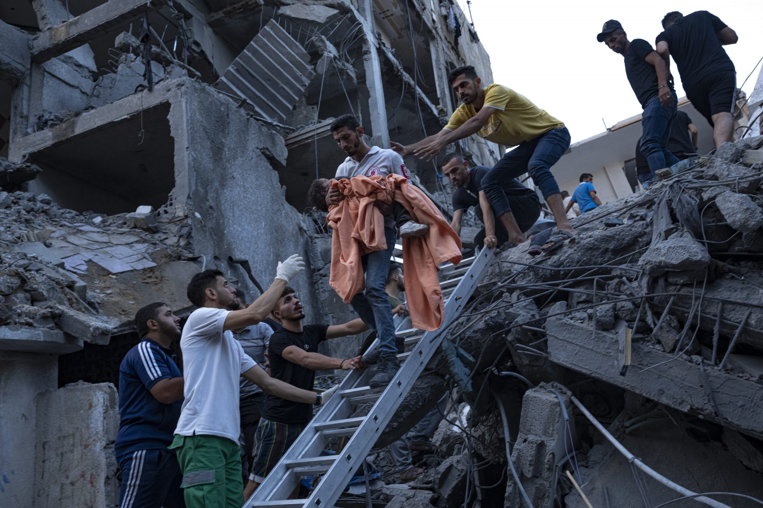 Palestinos rescatan a una niña de los escombros de un edificio residencial destruido luego de un ataque aéreo israelí, el martes 10 de octubre de 2023. Foto: Fatima Shbair, AP