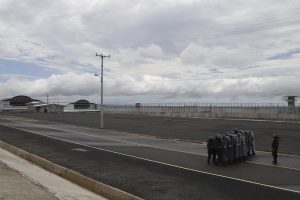 La policía, en ejercicios de entrenamiento, en una pista aérea en el Centro de Confinamiento del Terrorismo, una mega prisión, durante una visita de la prensa a las instalaciones en Tecololuca, El Salvador, el jueves 12 de octubre de 2023. Foto: Salvador Meléndez, AP