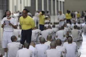 Presos asisten en una clase de terapia social sobre comportamiento durante una visita de prensa en el Centro de Confinamiento del Terrorismo, una mega prisión en Tecololuca, El Salvador, el jueves 12 de octubre de 2023. Foto: Salvador Meléndez, AP