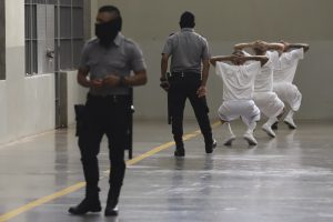 Presos hacen ejercicios bajo la vigilancia de guardias de prisión durante una visita de prensa en el Centro de Confinamiento del Terrorismo, una mega prisión en Tecololuca, El Salvador, el jueves 12 de octubre de 2023. Foto: Salvador Meléndez, AP