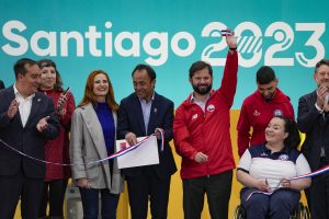 El Presidente chileno Gabriel Boric levanta el brazo durante la inauguración del polideportivo del Estadio Nacional, sede de los Juegos Panamericanos en Santiago, Chile, el miércoles 11 de octubre de 2023. Los Juegos Panamericanos comienzan el 20 de octubre Foto: Esteban Félix, AP