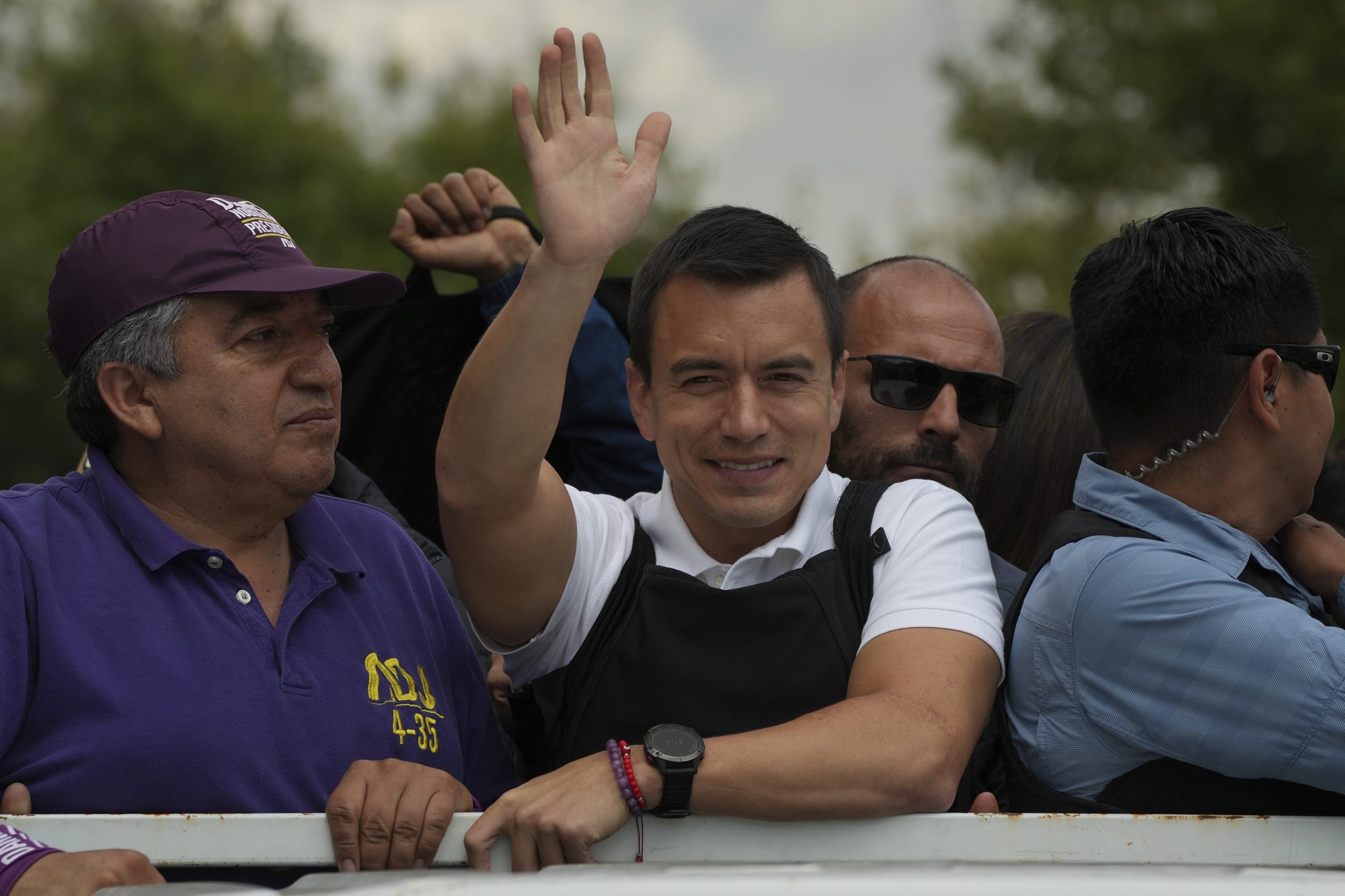 El candidato a la presidencia Daniel Noboa, del Movimiento Acción Democrática Nacional, saluda a sus seguidores en un mitin en Quito, Ecuador, el miércoles 11 de octubre de 2023. Foto: Dolores Ochoa, AP