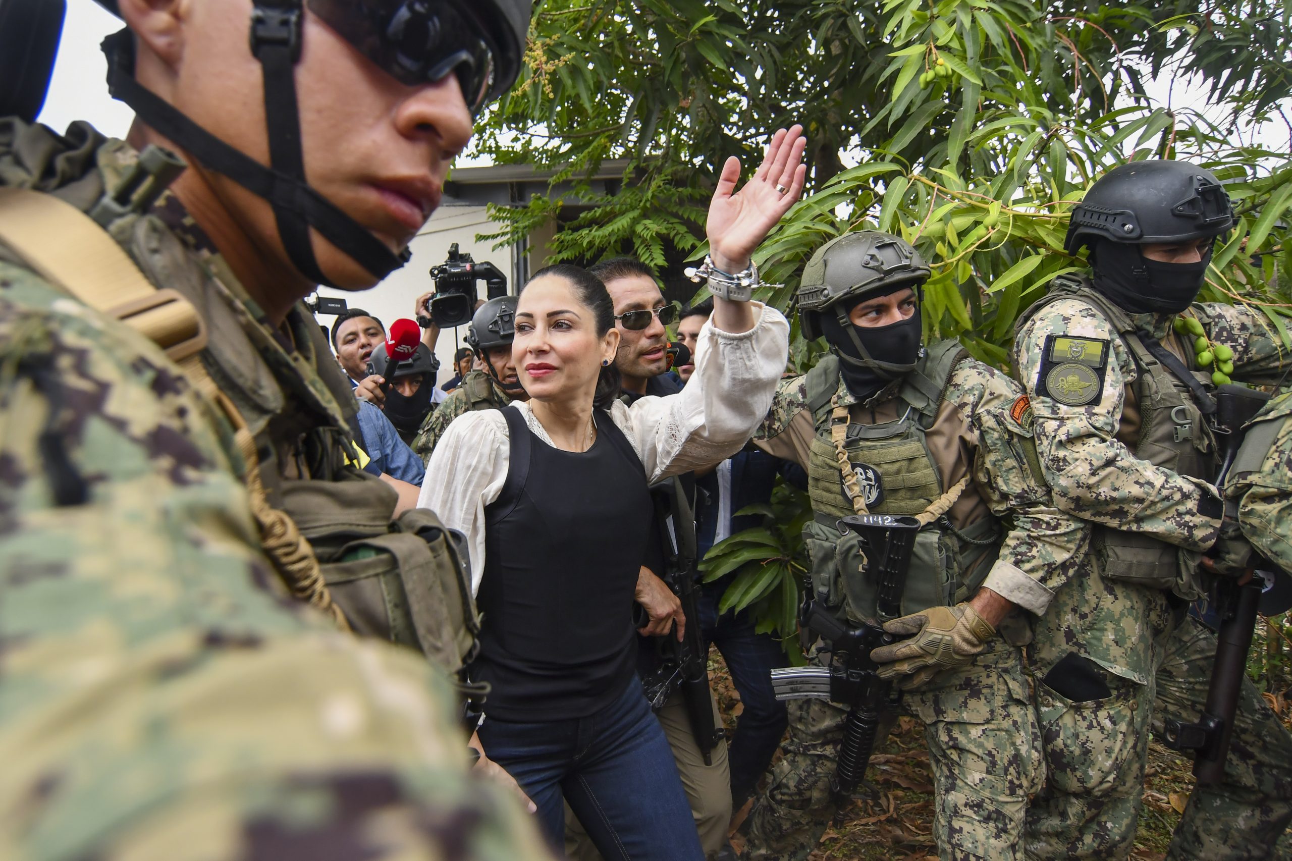 La candidata presidencial Luis González llega a votar en la segunda vuelta electoral en Canuto, Ecuador, el domingo 15 de octubre de 2023. Foto: Ariel Ochoa, AP