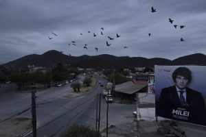 Una bandada de pájaros sobrevuela un cartel del aspirante presidencial Javier Milei en Salta, Argentina, el miércoles 4 de octubre de 2023. Milei, un populista de derechas que admira a Donald Trump y que se ha hecho un nombre al proclamar contra la "casta política" en televisión, se encuentra como favorito para las elecciones presidenciales. Foto: Javier Corbalán, AP