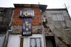 Andrés Ferreira, simpatizante del aspirante presidencial Javier Milei, posa para la foto en su casa del barrio de Fiorito en Buenos Aires, Argentina, el sábado 23 de septiembre de 2023. Ferreira está particularmente molesto con la corrupción política generalizada. Foto: Natacha Pisarenko, AP